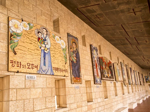 NAZARETH, ISRAEL 8 juillet 2015 ; Une mosaïque donnée par le peuple de — Photo