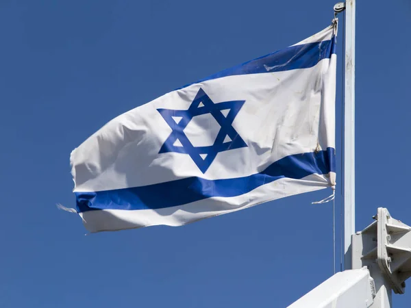 Bandera de Israel en un crucero navegando por el Mar de Galilea —  Fotos de Stock