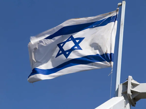 Bandeira israelita num navio de cruzeiro que navega no Mar da Galileia — Fotografia de Stock
