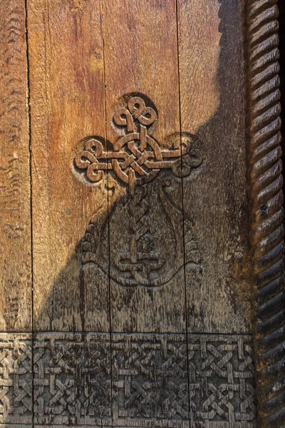A fragment of an old wooden door in the monastery — Stock Photo, Image