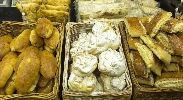 Brot, Brötchen und andere Backwaren in Körben — Stockfoto