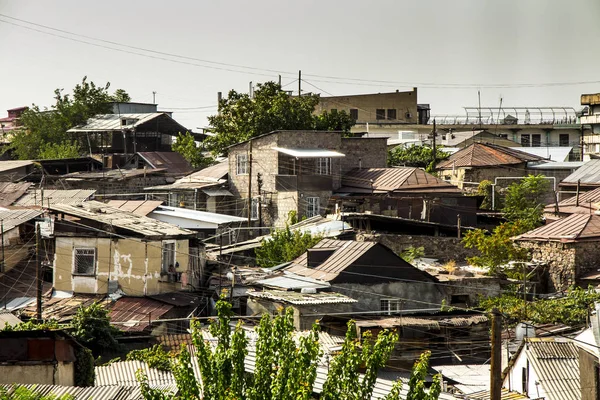 A cluster of old poor buildings near the cathedral in the capita — Stock Photo, Image