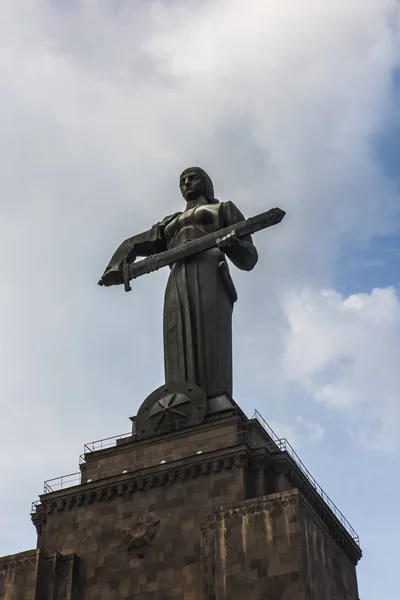 Erivan, Ermenistan, 21 Eylül 2017: Anne Ermenistan heykel ya da anne — Stok fotoğraf
