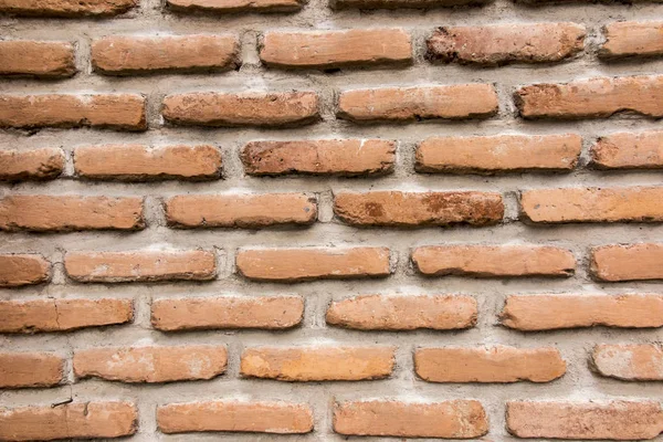 モルタルの大きな層でレンガの壁 — ストック写真