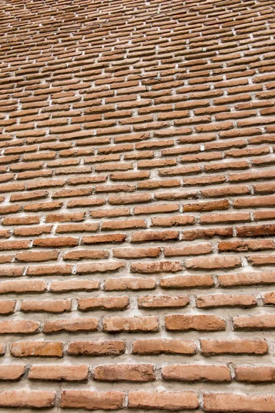 Ziegelmauer mit einer großen Mörtelschicht — Stockfoto