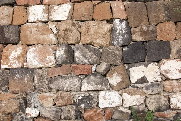 En vägg av staplade stora stenar som — Stockfoto