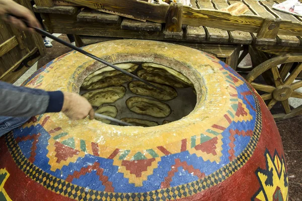 Un horno de gas moderno para hornear pan armenio — Foto de Stock