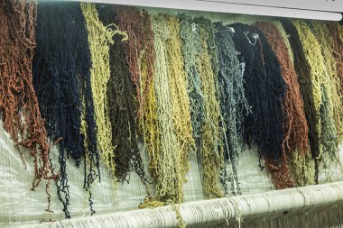 Halı yapmak için farklı renkli kalın elyaf 