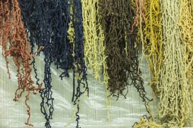 Halı yapmak için farklı renkli kalın elyaf 