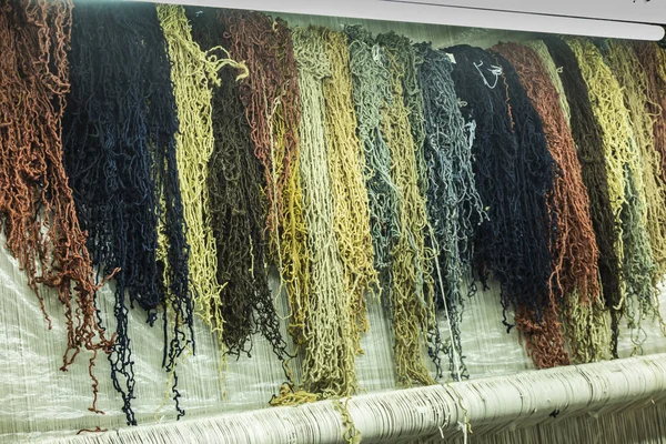 Halı yapmak için farklı renkli kalın elyaf 