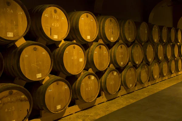 Erivan, Ermenistan, 21 Eylül 2017: yaşlı şarap ahşap varil