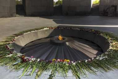 Ermeni Soykırımı Abide sonsuz alev ve flowe ile