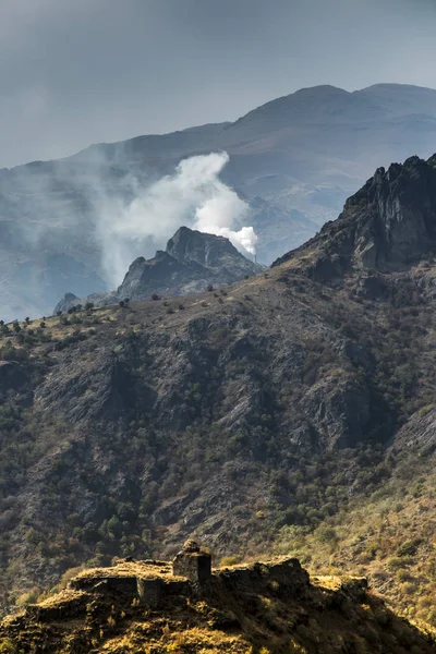 La vista de la fortaleza en ruinas en la cima de la montaña — Foto de Stock