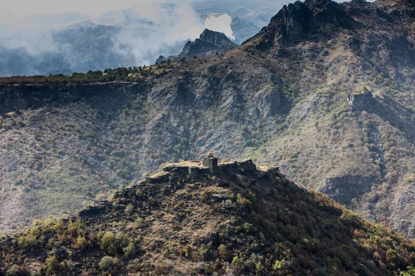 La vista de la fortaleza en ruinas en la cima de la montaña — Foto de Stock