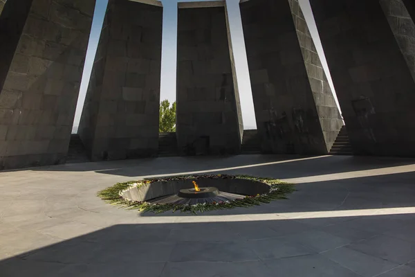 Arménská genocida památník památník s věčný plamen a květi — Stock fotografie