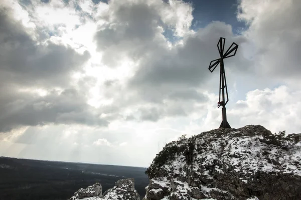 Una collina chiamata Maly Giewont con una caratteristica croce a Olszty — Foto Stock