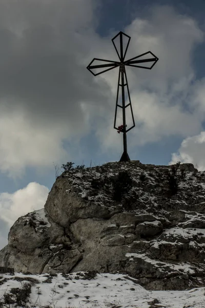 Maly giewont mit einem charakteristischen Kreuz in Olszty — Stockfoto