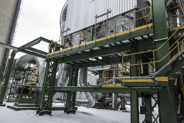 Høj, beton industrielle skorsten og støv opkøber på en vinter - Stock-foto
