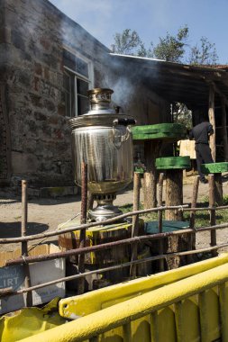 Semaver bahçede bir güdük üzerinde duruyor. 