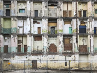 bir bina yıkılmış bir dış duvar ile bir parçası