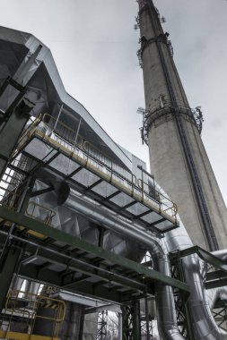 yüksek, beton endüstriyel baca ve toz toplayıcı bir kış üzerinde