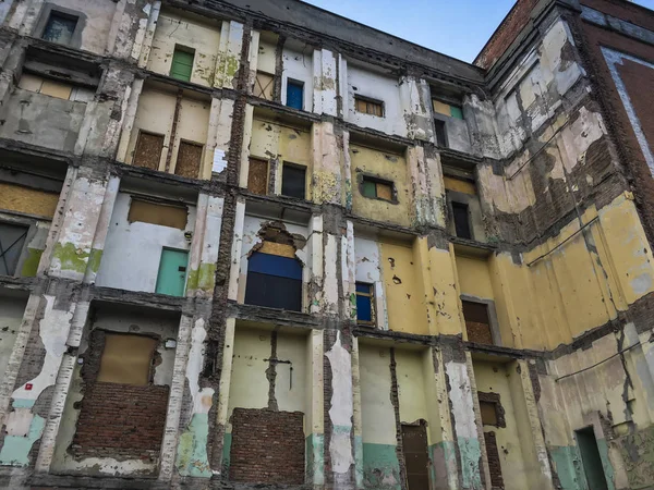Un fragmento de un edificio con una pared exterior demolida —  Fotos de Stock