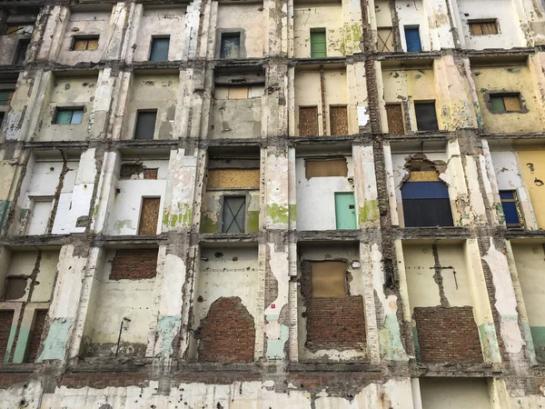 Fragment eines Gebäudes mit abgerissener Außenwand — Stockfoto