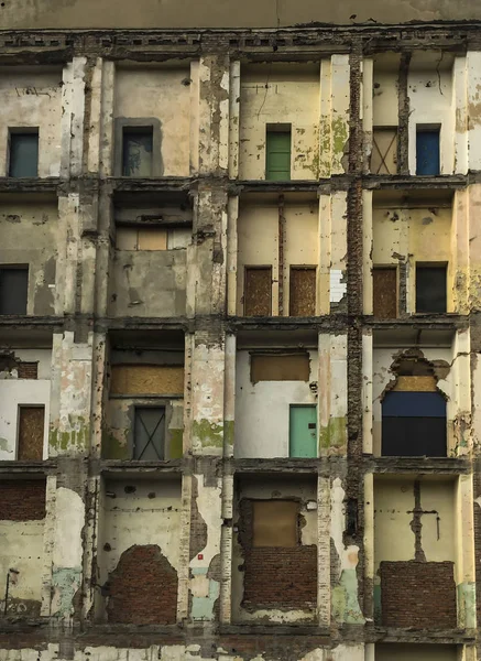 Fragment eines Gebäudes mit abgerissener Außenwand — Stockfoto