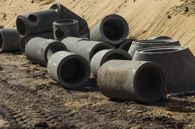 , diğerlerinin yanı sıra, yol yapımında kullanılan beton halkalar 