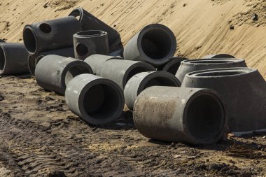 , diğerlerinin yanı sıra, yol yapımında kullanılan beton halkalar 