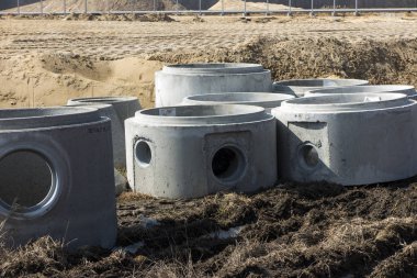 , diğerlerinin yanı sıra, yol yapımında kullanılan beton halkalar 