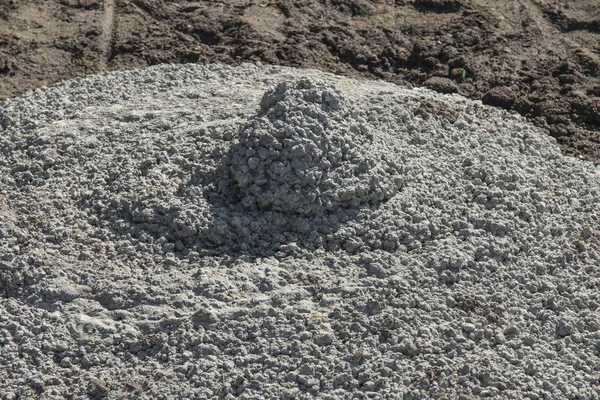 Загартований бетон виливають з цементного змішувача без дроблення — стокове фото