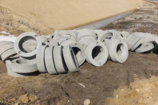 Anillos de hormigón utilizados, entre otros, en la construcción de carreteras —  Fotos de Stock