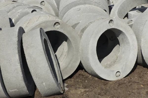 Anéis de concreto utilizados, entre outros, na construção de estradas — Fotografia de Stock