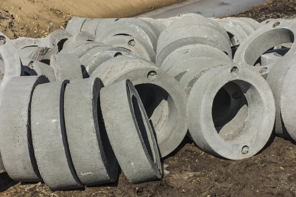 Anéis de concreto utilizados, entre outros, na construção de estradas — Fotografia de Stock
