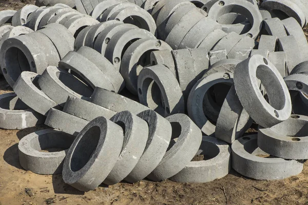 Anillos de hormigón utilizados, entre otros, en la construcción de carreteras —  Fotos de Stock