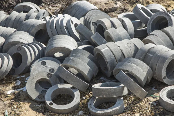 Anillos de hormigón utilizados, entre otros, en la construcción de carreteras —  Fotos de Stock