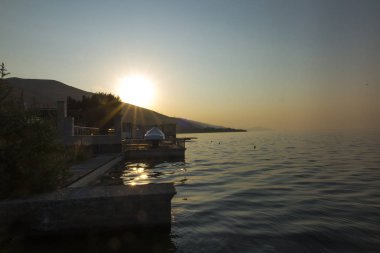 Yüksek Sevan Gölü kıyısında 