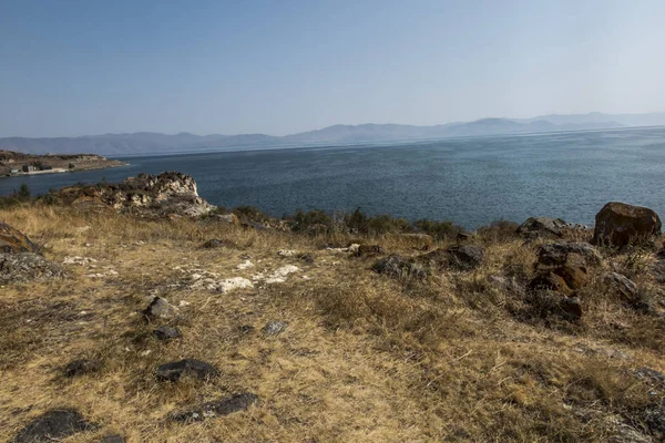 塞万湖海岸在塞瓦纳班克修道院地区 — 图库照片