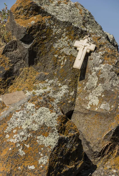Kreuze auf dem Felsen im komplexen Gebiet des Klosters sevanav — Stockfoto