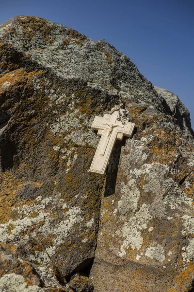 Cruces en la roca en la zona compleja del monasterio Sevanav —  Fotos de Stock