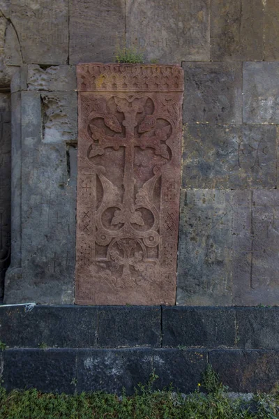 Khachkars、Sevanavank、修道院の複雑なロカで交差させる石 — ストック写真