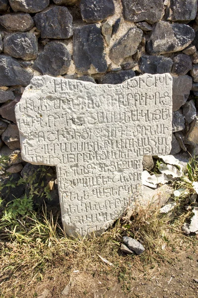 Khachkars, cruces de piedra en Sevanavank, un complejo monasterio loca — Foto de Stock