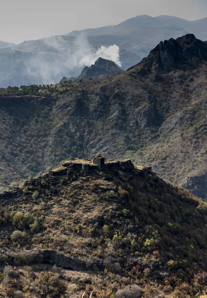 La vista de la fortaleza en ruinas en la cima de la montaña — Foto de Stock