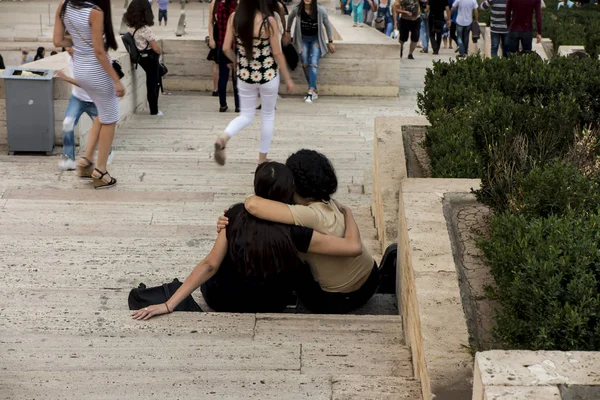 Dwie dziewczyny, siedząc na schodach — Zdjęcie stockowe