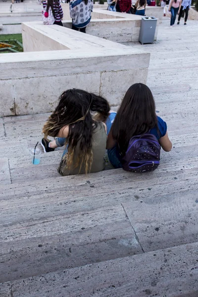 Zwei Mädchen sitzen auf der Treppe — Stockfoto