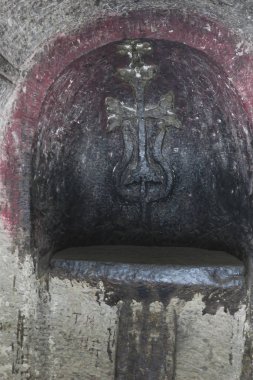 Geleneksel Ermeni taş haçlar ve kayaların etrafında Geghard 