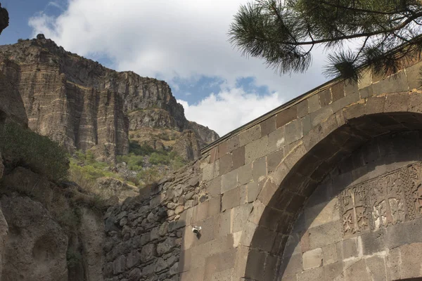 传统的亚美尼亚石十字架和格加尔德周围的岩石 — 图库照片