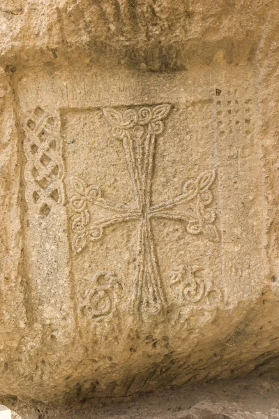 Traditionelle armenische Steinkreuze und Felsen rund um das Geghard — Stockfoto