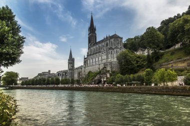 Lourdes Fransa Bazilikası görünümünü 
